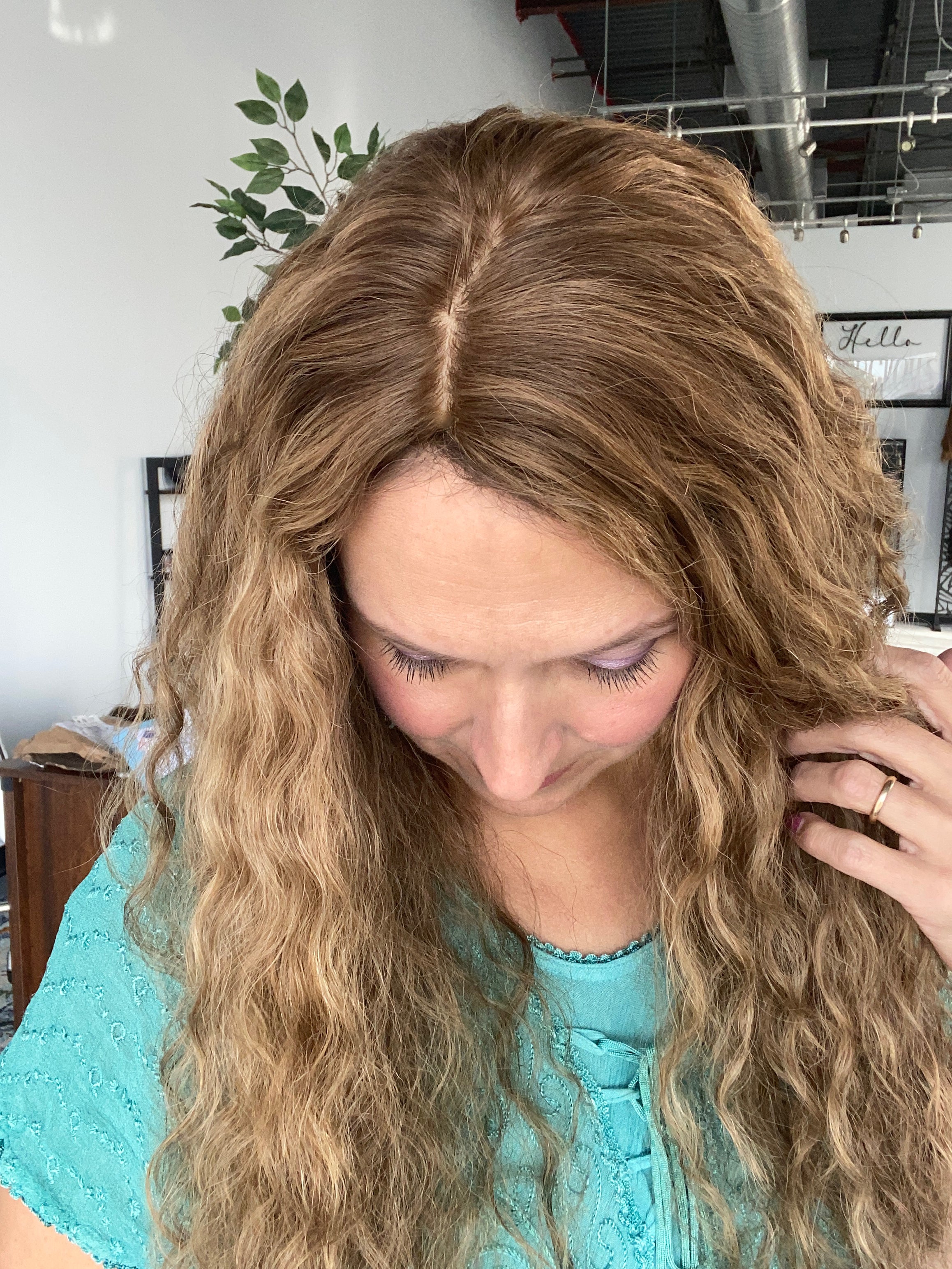 Wavy Dark Dimensional Golden Blonde, 9x9, 20-22